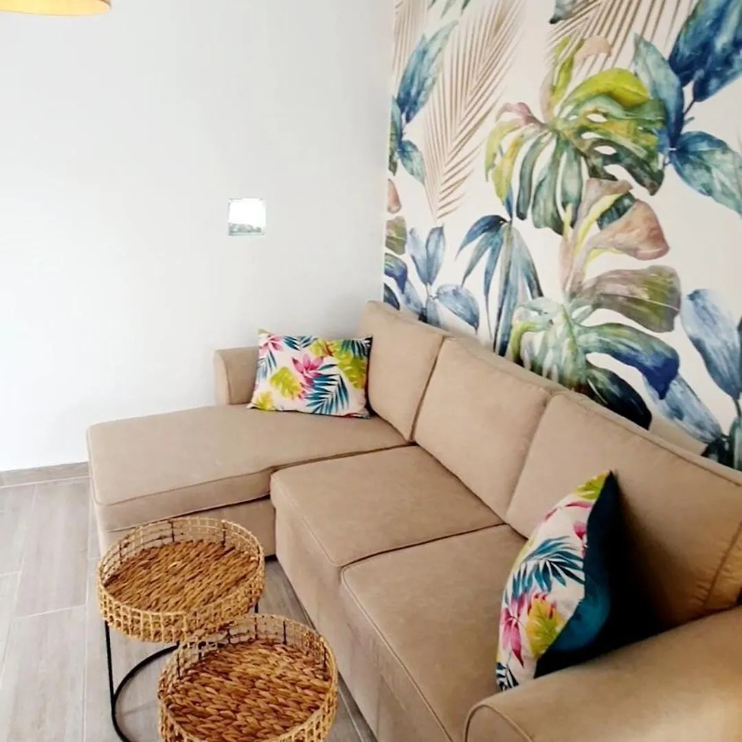 Contacts de Modern Bohotropical Apartment With Terrace
